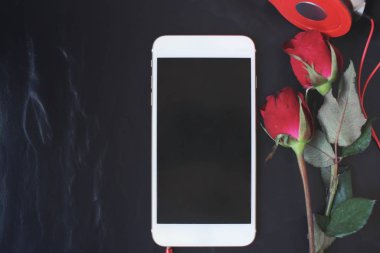 Akıllı telefon ile kırmızı gül