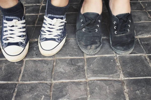 Närbild av vänner skor — Stockfoto