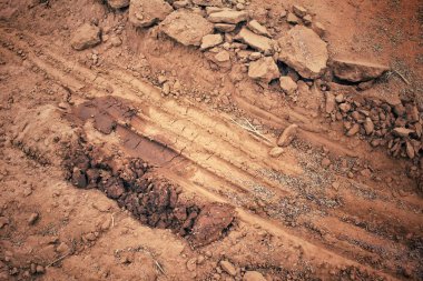 Topraktaki tekerlek izleri