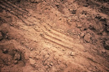 Topraktaki tekerlek izleri