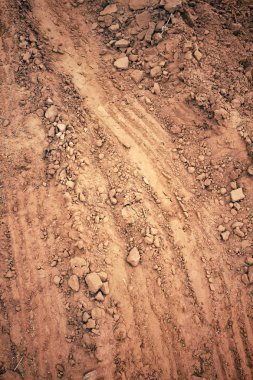 Topraktaki tekerlek izleri