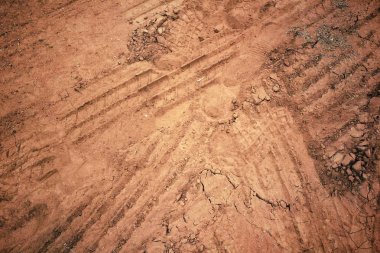 Topraktaki tekerlek izleri