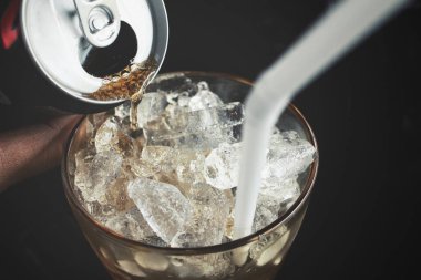 Cola cam buz küpleri ile