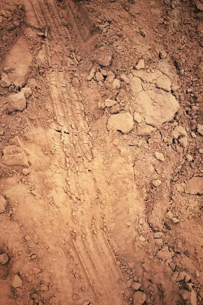 Topraktaki tekerlek izleri