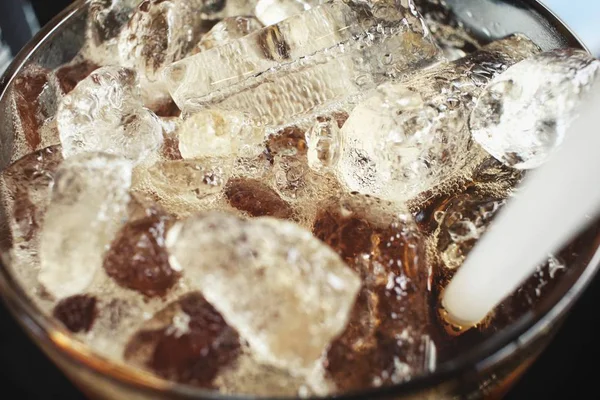 Cola con cubetti di ghiaccio su vetro — Foto Stock