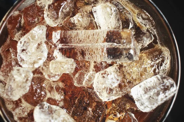 Cola mit Eiswürfeln auf Glas — Stockfoto