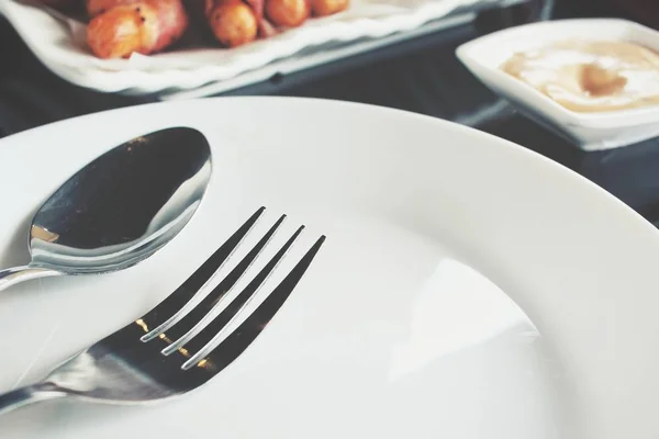 Plato vacío con cuchara y tenedor — Foto de Stock