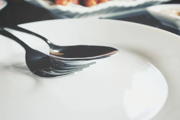 Plato vacío con cuchara y tenedor — Foto de Stock