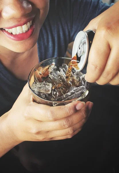 Close up de cola com cubos de gelo — Fotografia de Stock