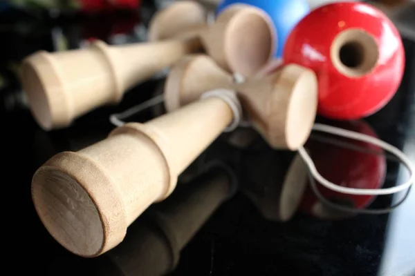 Gros plan sur le jouet japonais kendama — Photo