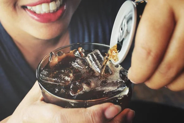 Cola com cubos de gelo — Fotografia de Stock