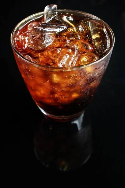 Cola con cubitos de hielo — Foto de Stock