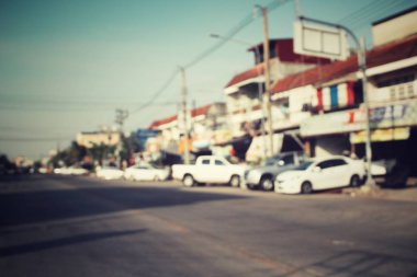 Yoldaki araba bulanık.