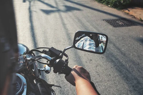 道路上のバイクのせいで — ストック写真