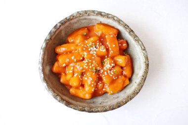 Pirinç kek Kore yemeği izole