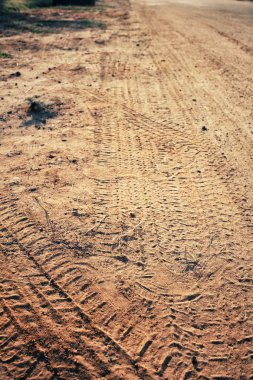 Topraktaki tekerlek izleri