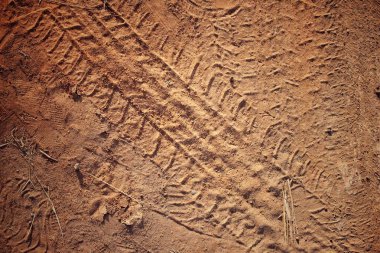 Topraktaki tekerlek izleri