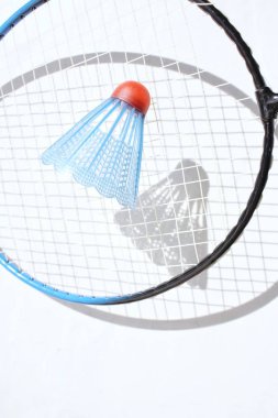 Shuttlecocks badminton raket ve gölge ile