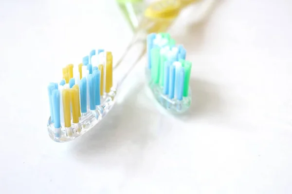 Beyaz arka plan üzerinde diş fırçası — Stok fotoğraf