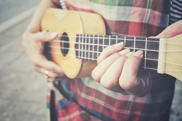 Close up de mulher tocando ukulele — Fotografia de Stock
