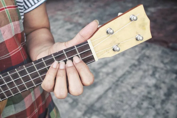 Nő, játszott ukulele közelről — Stock Fotó