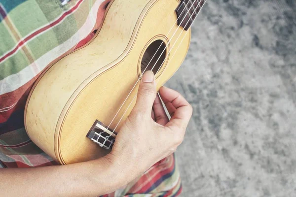 Close up de mulher tocando ukulele — Fotografia de Stock