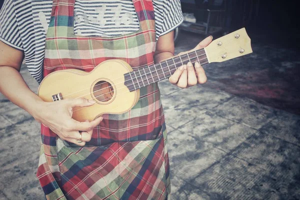 Närbild på kvinna som spelar ukulele — Stockfoto