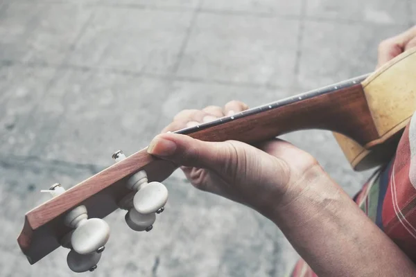 Крупним планом жінка грає укулеле — стокове фото