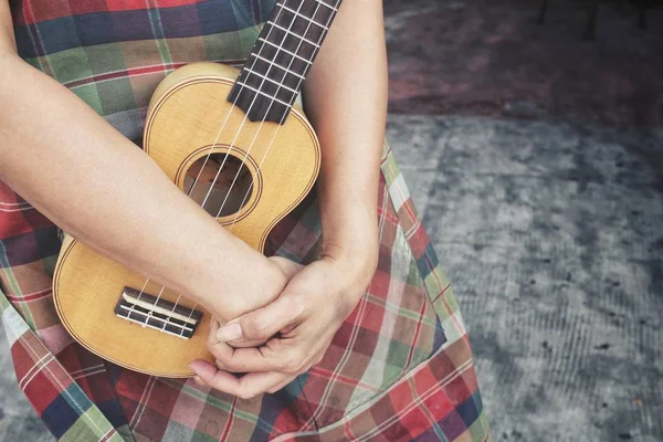 Nő, játszott ukulele közelről — Stock Fotó