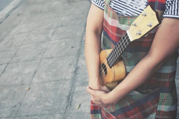 Primo piano di donna che gioca ukulele — Foto Stock