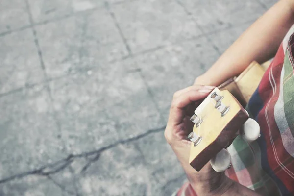 Zblízka ženy hraje na ukulele — Stock fotografie