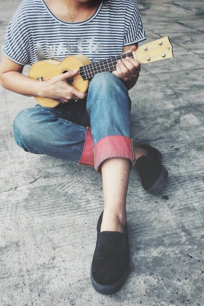 Close up de mulher tocando ukulele — Fotografia de Stock