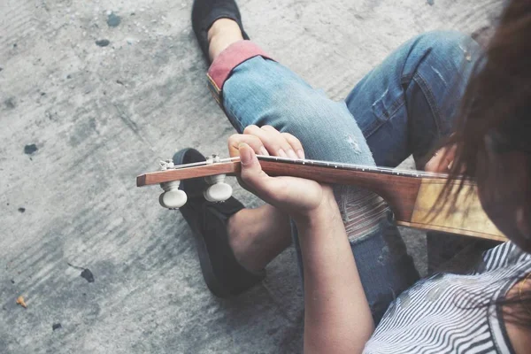 Primo piano di donna che gioca ukulele — Foto Stock