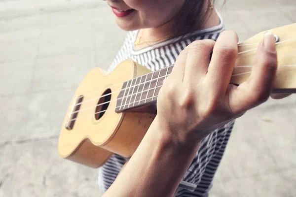 Close up de mulher tocando ukulele — Fotografia de Stock