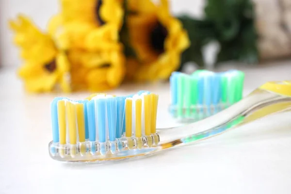 Close up of toothbrush with flower — Stock Photo, Image