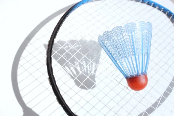 Shuttlecocks com raquete de badminton e sombra — Fotografia de Stock