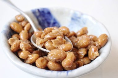 Beyaz zemin üzerine Japon gıda natto