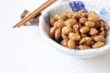 Beyaz zemin üzerine Japon gıda natto