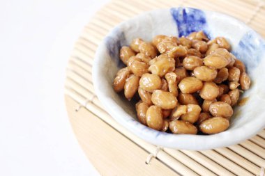 Beyaz zemin üzerine Japon gıda natto