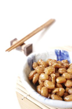 Beyaz zemin üzerine Japon gıda natto
