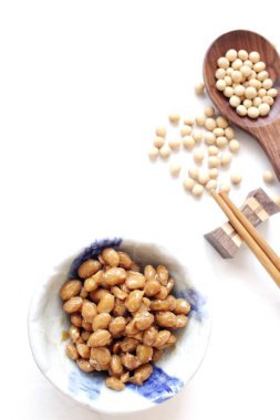 Beyaz zemin üzerine Japon gıda natto