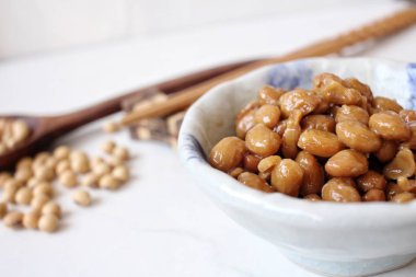 Beyaz zemin üzerine Japon gıda natto