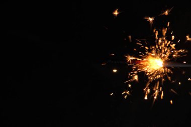 El ile siyah arka plan üzerinde havai fişek