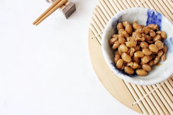 白い背景の納豆和食 — ストック写真