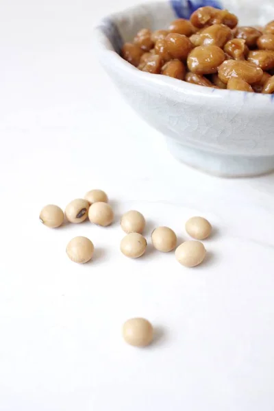 Natto comida japonesa no fundo branco — Fotografia de Stock