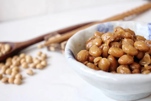 Natto comida japonesa no fundo branco — Fotografia de Stock