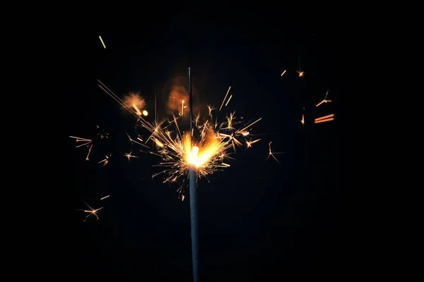 Hand met vuurwerk op zwarte achtergrond — Stockfoto