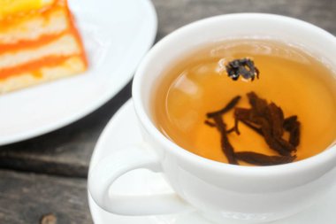 Sıcak çay ile turuncu kek