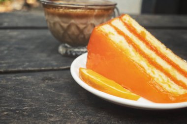 Kahve fincanı ile turuncu kek