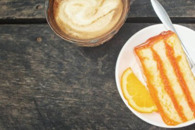 Kahve fincanı ile turuncu kek